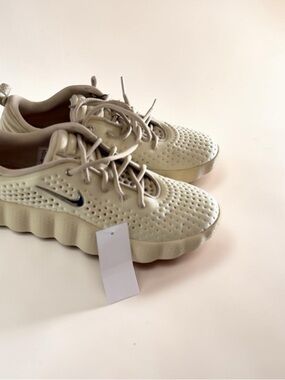 Nike Mind Light Khaki/Desert Khaki/Hyper Crimson/Metallic
Cool Grey